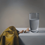 Antonio Sobarzo, «Vaso de agua con tela amarilla», óleo sobre tela, 2015.